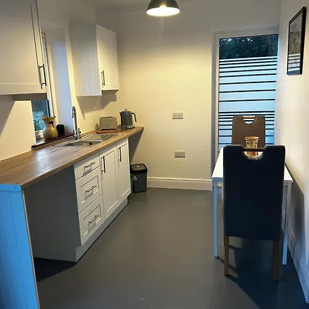 Lakeview Apartment *