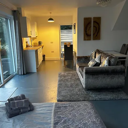 Lakeview Apartment *