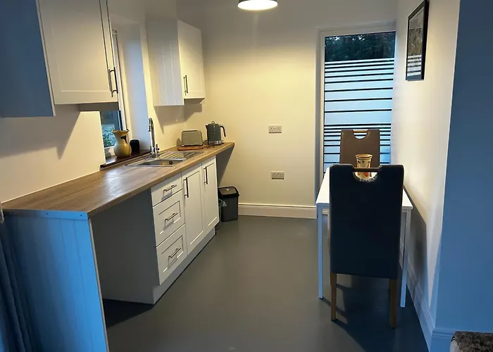 Lakeview Apartment *